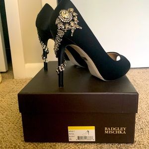 Size 8.5 lightly work place satin peep toe pumps !